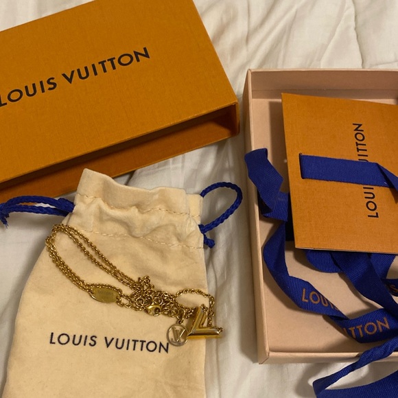 Authentic Louis Vuitton Necklace Essential V Pendant Gold Metal - Picture 2 of 8